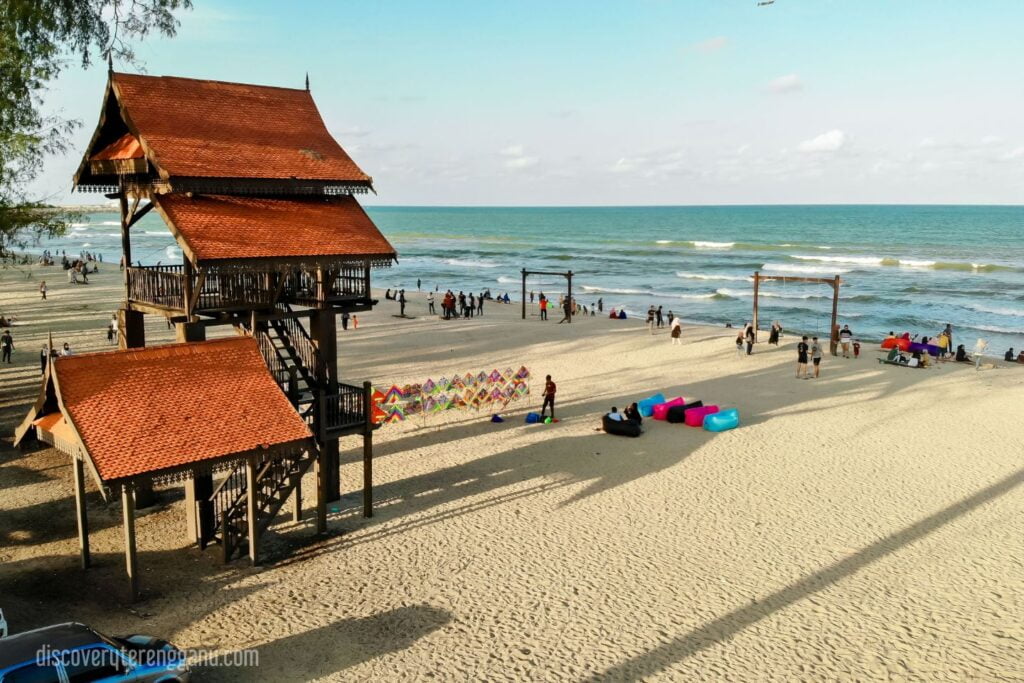 Pemandangan Pantai Batu Buruk yang indah di Kuala Terengganu