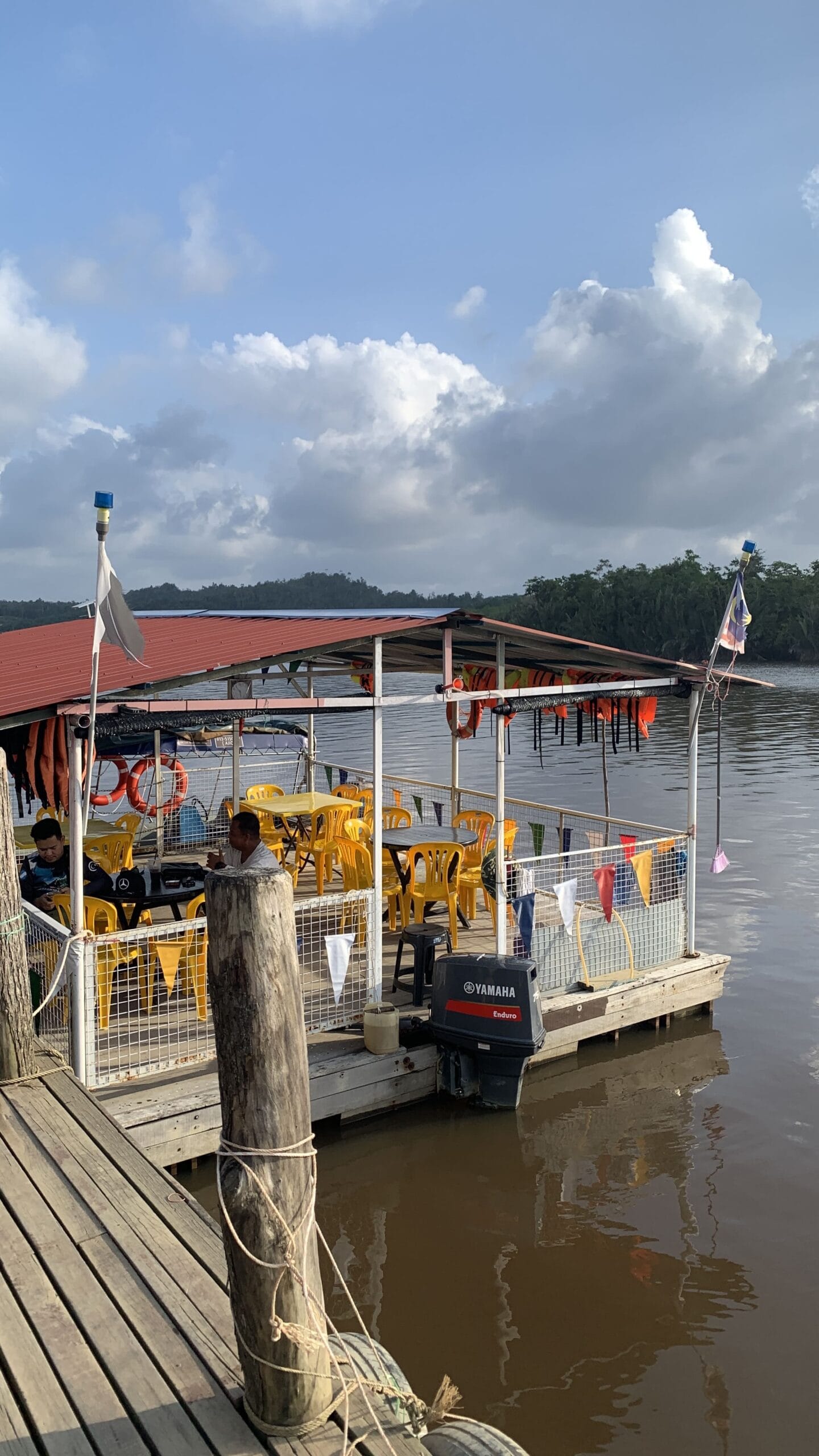 Makan Sambil Menyusuri Sungai